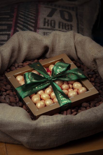 Cadou de ciocolată GALFFIS printre boabe de cacao