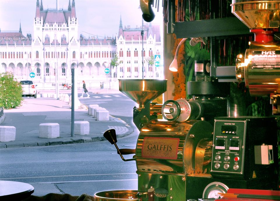Un detaliu din magazinul nostru din Budapesta, cu Parlamentul în fundal.