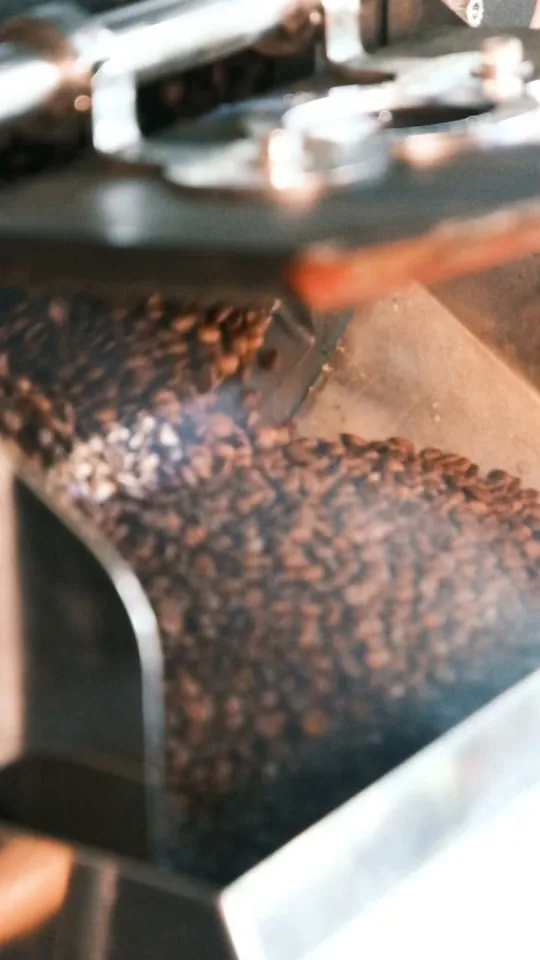 Boabe de cafea în echipamentul de prăjire GALFFIS, cadru din videoclip