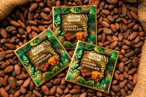 Mini delicii GALFFIS – ciocolată cu lapte și cremă de caramel, 20 g – prezentare pe pat de boabe de cacao