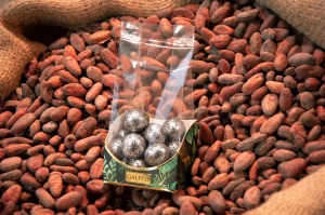 Drajeuri GALFFIS din ciocolată neagră cu chili, 100 g – prezentare pe boabe de cacao