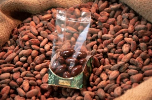 Draje neagra cu migdale – prezentare pe boabe de cacao