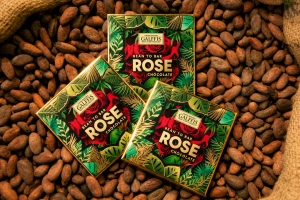 Mini delicii GALFFIS – ciocolată cu lapte și cremă de trandafir, 20 g – prezentare pe pat de boabe de cacao