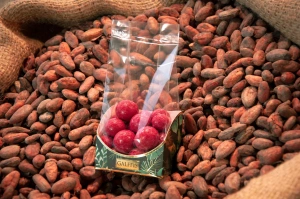 Draje albă cu zmeură – prezentare pe boabe de cacao