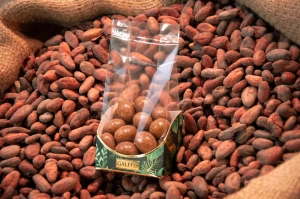 Drajeuri GALFFIS din ciocolată cu lapte și cafea, 100 g – prezentare pe boabe de cacao