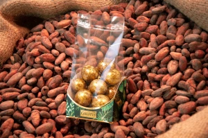 Drajeuri GALFFIS cu ciocolată și condimentele casei, 100 g – prezentare pe boabe de cacao