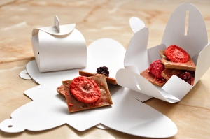 Hotel Welcome Gift GALFFIS – exemplu de asortiment cu fructe liofilizate și cutiuță albă personalizabilă, la cerere