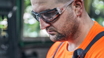 Ochelarii de protectie te ajuta sa eviti cele mai comune 5 leziuni oculare de la locul de munca - ProtectStore