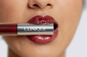 Luciu de buze Clinique Pop Plush Creamy, 01 black honey pop dark violet - Img 3