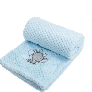 Patura catifelata pentru bebelusi, model brodat, dimensiune 100x75 cm, Albastra cu elefant
