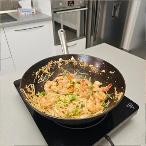 Tigaie Wok din fonta usoara tip fagure, maner din inox, baza inductie, diametru 28 cm, OTI - Img 2
