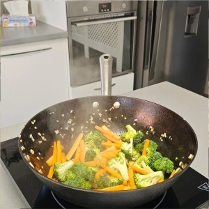 Tigaie Wok din fonta usoara tip fagure, maner din inox, baza inductie, diametru 28 cm, OTI - Img 3