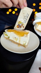sugestie de utilizare plic cu miere si lamaie ca topping pe un desert