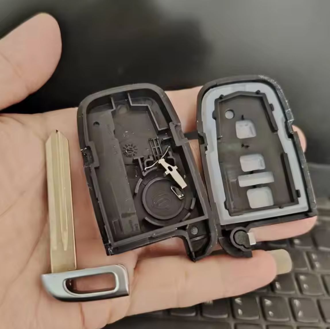 Carcasa cheie auto pliabila Techstar compatibila cu Hyundai Sonata, Azera, Genesis Coupe, ix35, i30, i45 si Kia Forte, Sportage, K2, K5, 3 butoane, HOLD portbagaj, lama HYN14 stanga, fara electronica - imagine 10