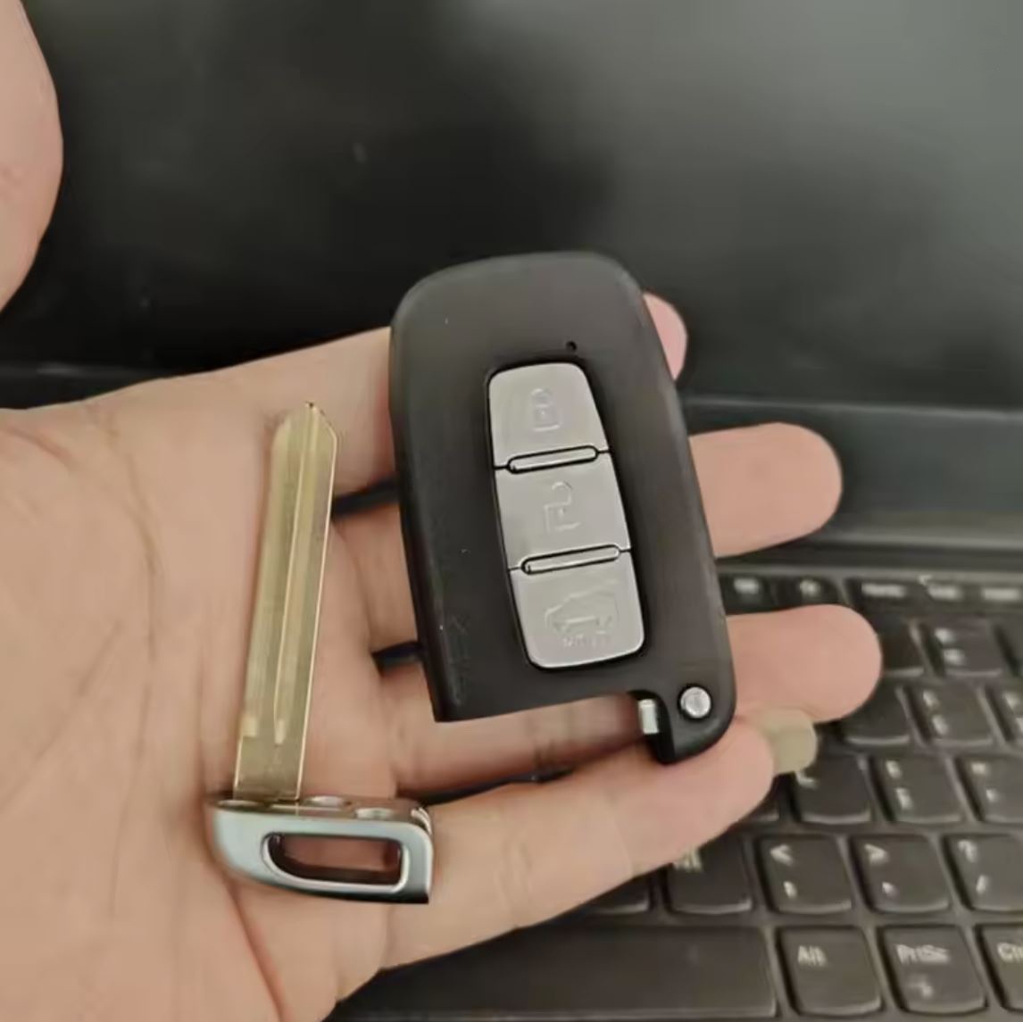 Carcasa cheie auto pliabila Techstar compatibila cu Hyundai Sonata, Azera, Genesis Coupe, ix35, i30, i45 si Kia Forte, Sportage, K2, K5, 3 butoane, HOLD portbagaj, lama HYN14 stanga, fara electronica - imagine 9