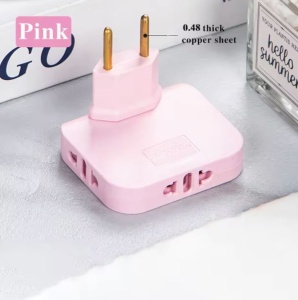 Adaptor triplu USB roz montat in priza