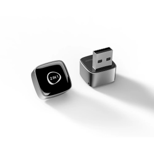 Adaptor Techstar M5 cu mufa USB si adaptor, vedere apropiata (produs)