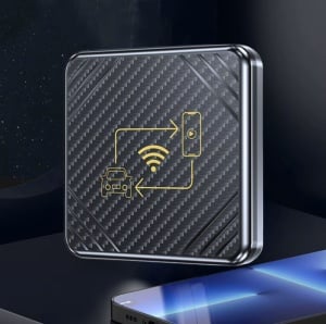 Dispozitiv Techstar V2 conectat in masina, iluminat albastru activ