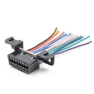 Prim-plan conector OBD2 femela 16 pini cu fire multicolore, vedere oblica pe alb