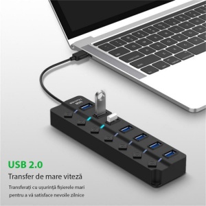 Hub USB Techstar HUBA2401 conectat la laptop, porturi multiple USB 2.0 si LED-uri albastre