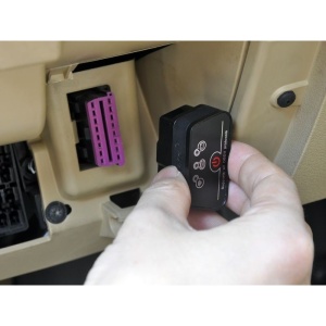 Interfata Vgate iCar2 negru conectata la sistem de diagnoza auto in service