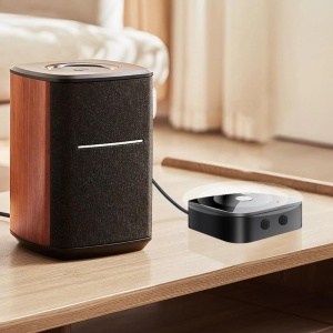 Receptor Bluetooth Techstar T68 conectat la boxa/amplificator - imagine lifestyle pe birou