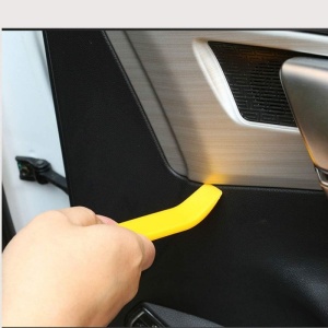 Scoate panoul interior auto cu unealtă din plastic portocaliu