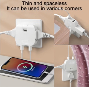Adaptor triplu USB alb amplasat pe birou