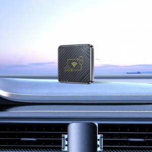 Adaptor Carplay V2 pozitionat pe bord auto langa grila de ventilatie