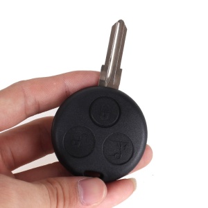 Carcasa cheie auto Techstar Mercedes Smart 3 butoane prezentata in mana cu lama