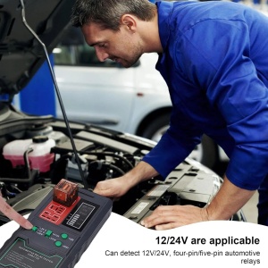 Mecanicul utilizeaza tester relee auto Techstar CNPJ-722 in service