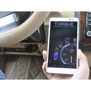 Adaptor Vgate iCar2 negru utilizat pentru citirea parametrilor auto in timp real