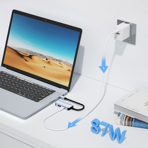 Adaptor Techstar CYC3IN1 conectat la MacBook pentru afisaj 4K