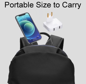 Adaptor electric alb atasat la rucsac pentru calatorii