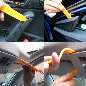 Demontare panou lateral auto cu ajutorul sculelor din plastic