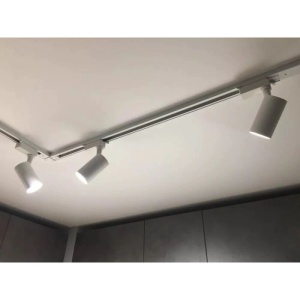 spoturi LED albe Techstar Tracklights tip L 30W montate pe tavan intr-un showroom