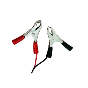 Tester baterie auto cu cleme metalice rosii si negre pe fundal alb