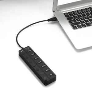 USB Hub 3.0 cu 7 porturi Techstar HB7, conectat la laptop