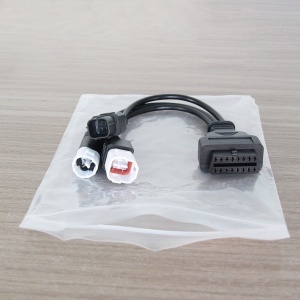 Adaptor OBD2 la Yamaha 3/4 pini si Honda 6 pini, vedere pe fundal lemn