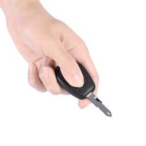 Mână ținând cheie auto Renault