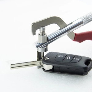 Cleste extractor Techstar utilizat pentru indepartarea pinului de fixare al lamei cheii auto