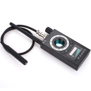 Detector aparate spionaj Techstar K18 cu antena si cablu pe fundal alb