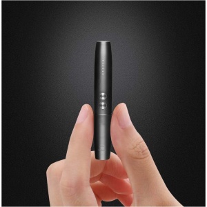 Detector aparate spionaj Techstar T8 tinut intre degete, vedere frontala