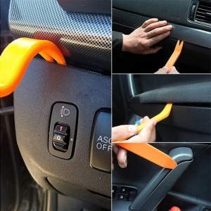 Utilizare levier pentru scoaterea grilei de boxă auto