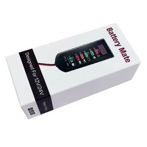 Tester digital compact cu afisaj LED pentru acumulator auto, pe fundal deschis