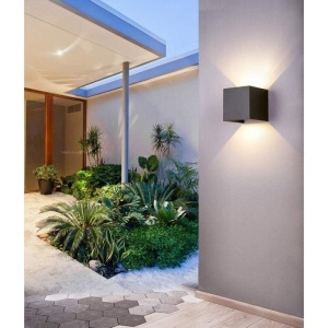 corpuri iluminat LED Techstar Cube negru in spatiu comercial