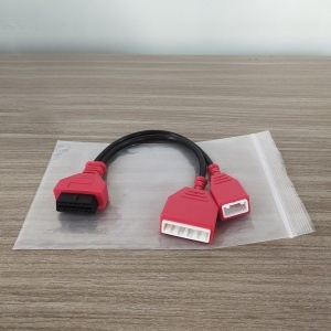 Gros-plan conectori Nissan 16 si 32 pini ai adaptorului OBD2, pe lemn