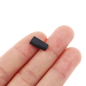 Cip transponder auto aftermarket blank ID67 4D67 80bit tip carbon compatibil Toyota Land Cruiser Hilux RAV4 Corolla Avensis Lexus LX GX RX prezentare in mana