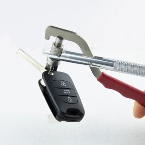Utilizare cleste Techstar pentru demontarea pinului din mecanismul unei chei auto pliabile