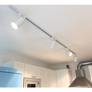 sina cu spoturi LED albe Techstar Tracklights tip L 30W in utilizare comerciala